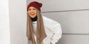Gaya Hijab Penyanyi Nyentrik Ayuenstar 