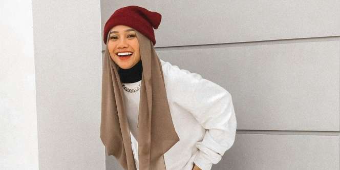 Gaya Hijab Penyanyi Nyentrik Ayuenstar 