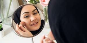 Terapkan 4 Teknik Memakai Blush Agar Wajah Terlihat Lebih Kencang dan Segar