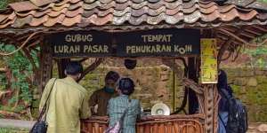 Keseruan Jajan Camilan Khas Yogyakarta Pakai Koin Kayu
