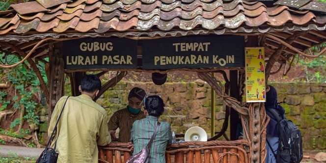 Keseruan Jajan Camilan Khas Yogyakarta Pakai Koin Kayu