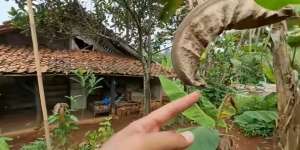 Gubuk Reot di Tengah Kuburan Subang Tampak Selalu Ramai, Saat Dikunjungi Ada Kisah yang Bikin Merinding