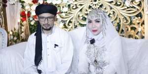 Detik-detik Roro Fitria Basuh Kaki Bibinya di Pengajian Jelang Nikah