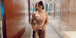 6 Potret Wendy Walters Pertama Kali Pakai Kebaya, Bikin Pangling!