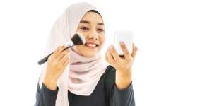 Trik Mengaplikasikan Highlighter dan Bronzer dengan Powder Brush