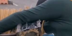 Viral The Power of Emak-Emak! Pangku Pemanggang Sate dalam Keadaan Api Menyala