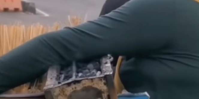 Viral The Power of Emak-Emak! Pangku Pemanggang Sate dalam Keadaan Api Menyala