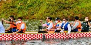 Saat Jokowi Kayuh Perahu Naga di Peresmian Bendungan Ladongi