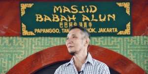 Bos Jalan Tol Jusuf Hamka Asik Santap Makanan di Warteg