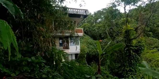 10 Penampakan Rumah Mewah Terbengkalai di Tepi Jurang, Ada Benda Aneh Dalam Kamar!