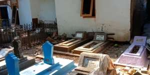 8 Penampakan Kampung yang Menyatu Dengan Kuburan, Buka Pintu Langsung Lihat Makam!