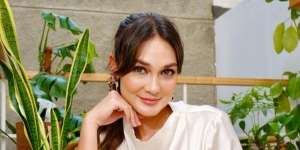 Inspirasi Outfit Colorful Luna Maya Kala Liburan
