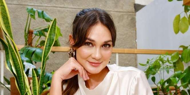Inspirasi Outfit Colorful Luna Maya Kala Liburan