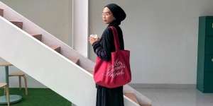 Tips Padukan Atasan Hitam Agar Tak Membosankan