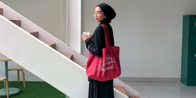 Tips Padukan Atasan Hitam Agar Tak Membosankan