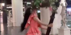 Niat Bikin Video Ala Princess Berujung Apes, Tiang Lampu Ambruk dan Kena Ganti Rugi