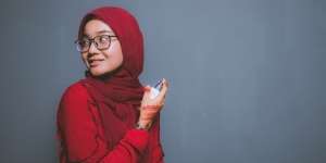 Bukan Disemprot, Begini Cara Aplikasikan Setting Spray Setelah Merias Wajah