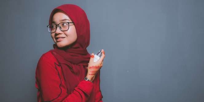 Bukan Disemprot, Begini Cara Aplikasikan Setting Spray Setelah Merias Wajah