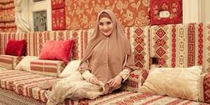 Pesona Kiki Amelia Tampil Berhijab, Makin Menawan di Usia 40an