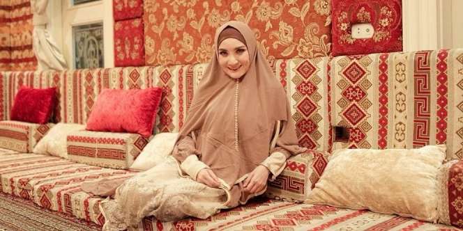 Pesona Kiki Amelia Tampil Berhijab, Makin Menawan di Usia 40an