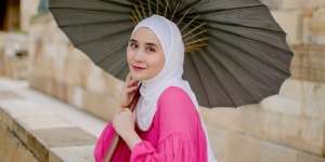 Penampilan Anggun Ryana Dea, Pakai Dress Shocking Pink yang Mencolok