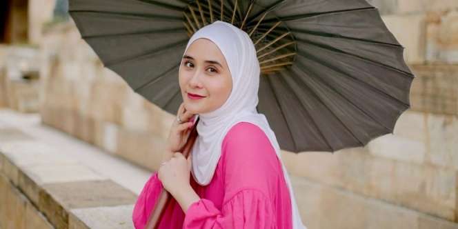 Penampilan Anggun Ryana Dea, Pakai Dress Shocking Pink yang Mencolok