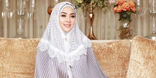 Koper Klasik Rp624 Juta Syahrini Buat Meja 'Remote' TV