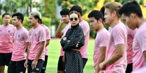 10 Potret Cantiknya Madam Pang, Manager Timnas Thailand yang Lagi Jadi Sorotan, Ternyata Bangsawan!
