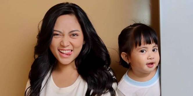 Tampilan Gemas Putri Rachel Vennya Pakai Sepatu Rp8,3 Juta