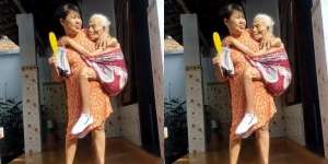 Video Wanita Gendong Ibunya Seperti Bayi Bikin Haru: 'The Real Surga di Telapak Kaki Ibu'
