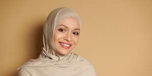 Trik Memakai Eyeliner Putih Agar Wajah Lebih Glowing