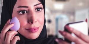 Trik Menggunakan Spons Makeup Agar Riasan Tampak Lebih Natural