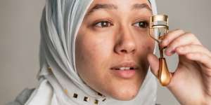 Trik Membuat Bulu Mata Lebih Lentik Tanpa Maskara