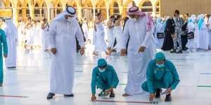 Stiker Tanda Jaga Jarak Kembali Dipasang di Masjidil Haram dan Masjid Nabawi