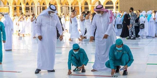 Stiker Tanda Jaga Jarak Kembali Dipasang di Masjidil Haram dan Masjid Nabawi