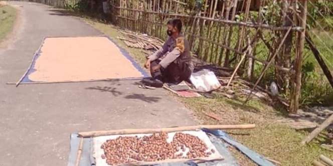 Polisi Ini Rela Jaga Jemuran Gabah Demi Warga Mau Ikut Vaksinasi