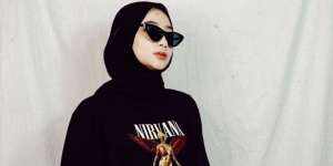 Outfit Santai Hijaber Ansellma Putri Pakai Kaus Oblong