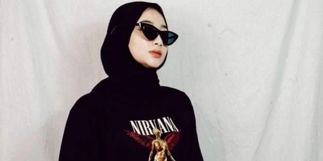 Outfit Santai Hijaber Ansellma Putri Pakai Kaus Oblong