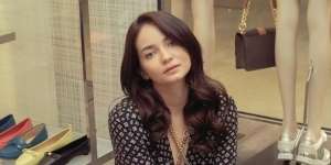 Gaya Unik Enzy Storia Jinjing Tas Puluhan Juta
