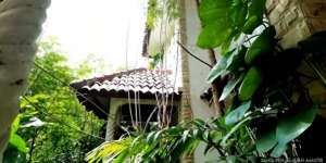 10 Penampakan Rumah Megah Terbengkalai, Ada Mobil Mewah Bernilai Fantastis!