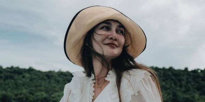 Layani Permintaaan Fans Foto Bareng, Sosok Pria yang Bersama Luna Maya Bikin Salfok