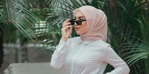 Gaya Colorful Irish Bella Pakai Plisket Rainbow, Bikin Penampilan Makin Cheerful