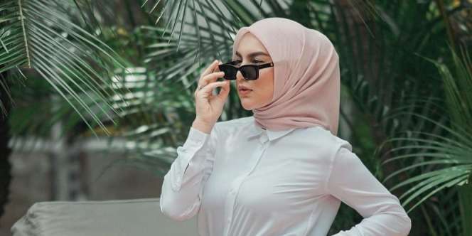Gaya Colorful Irish Bella Pakai Plisket Rainbow, Bikin Penampilan Makin Cheerful