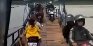 Video Detik-detik Jembatan di Bandung Barat Patah, Pemotor Tercebur ke Sungai