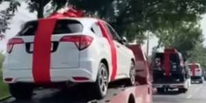 Viral Sekretaris Desa di Pati Beri Kado Ulang Tahun Anaknya Tiga Mobil Mewah