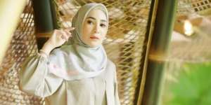 Gaya Erin Taulany Pakai Busana Full Motif Ular, Total Outfitnya Capai Rp457 Juta