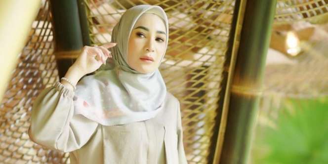 Gaya Erin Taulany Pakai Busana Full Motif Ular, Total Outfitnya Capai Rp457 Juta
