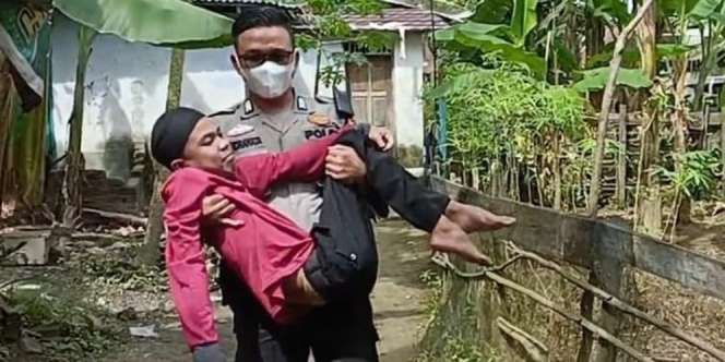 Dengar Ada Remaja Hafiz Alquran Lumpuh Sejak Kecil, Polisi Ini Jemput dan Antarkan ke RS