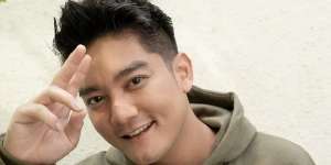 Pose Boy William di Makam Sang Adik Jadi Sorotan