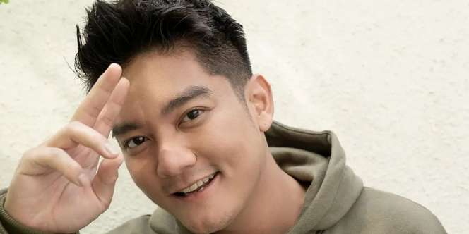 Pose Boy William di Makam Sang Adik Jadi Sorotan